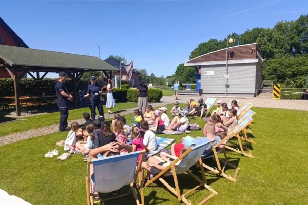 Policjanci edukują dzieci przed wakacjami – bezpieczeństwo na pierwszym miejscu