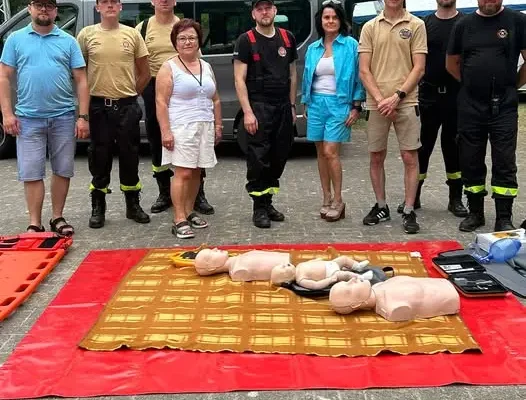 Trening pierwszej pomocy podczas festynu w Kwiejcach