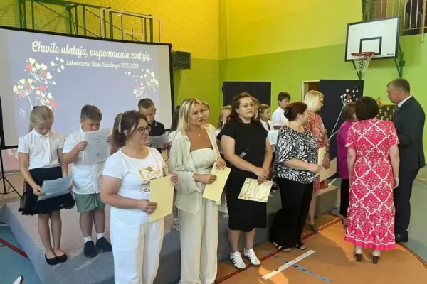 Dwie dekady dyrektora Wojciecha Zmyślonego w Kuźnicy Czarnkowskiej – zakończenie roku szkolnego 2025/2026