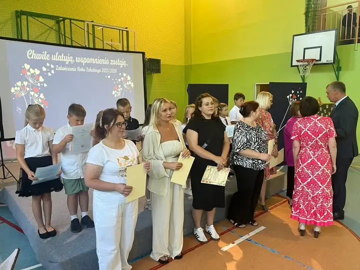 Dwie dekady dyrektora Wojciecha Zmyślonego w Kuźnicy Czarnkowskiej – zakończenie roku szkolnego 2025/2026