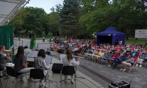 Zielona Gęś rozbawiła park Staszica w Czarnkowie