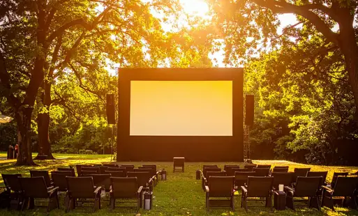 Teatr na Leżakach w Czarnkowie – komedia pod gwiazdami w Parku Staszica