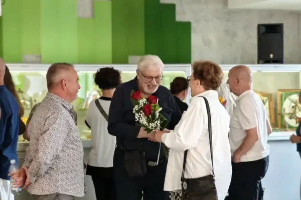 Światło i kolor w wieleńskiej Mediatece – wernisaż wystawy Piotra Jagły