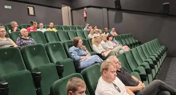 Wystawa witraży Piotra Jagły w Wieleńskiej Mediatece – spotkanie ze sztuką i rzemiosłem
