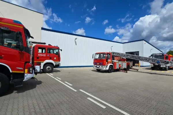 Pożar maszyny w hali produkcyjnej w Hucie Szklanej – interweniowały cztery zastępy straży