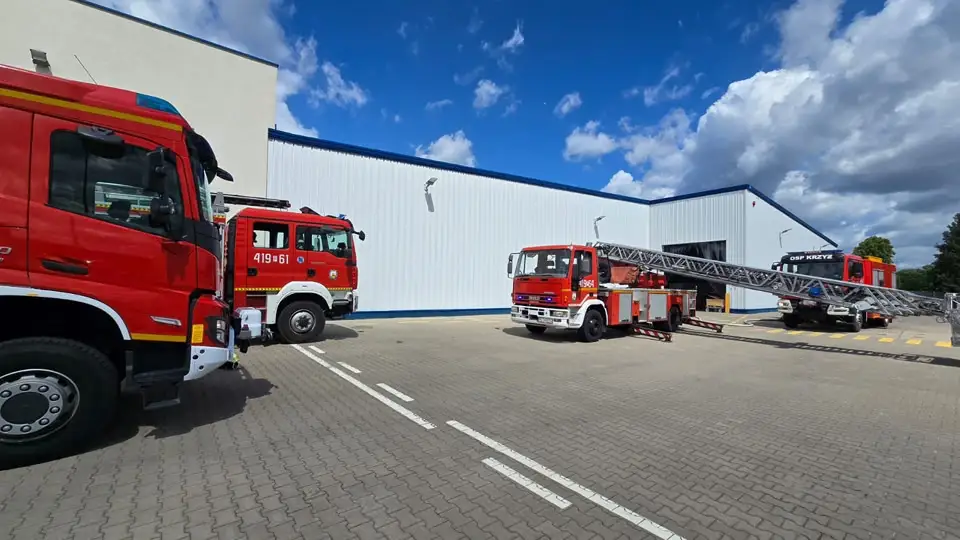 Pożar maszyny w hali produkcyjnej w Hucie Szklanej – interweniowały cztery zastępy straży