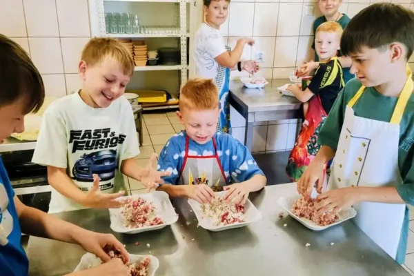Wakacyjne warsztaty kulinarne w Połajewie: gołąbki, kreatywność i zabawa