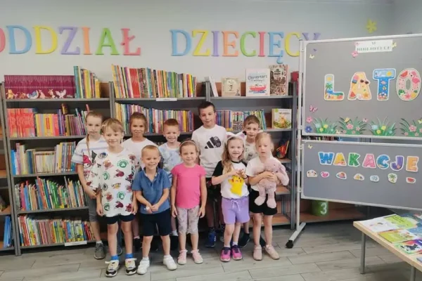 Wakacyjne zajęcia w bibliotece w Połajewie – kreatywna zabawa i ciekawostki