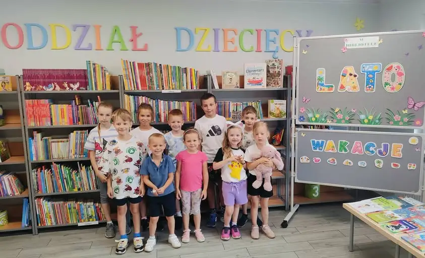 Wakacyjne zajęcia w bibliotece w Połajewie – kreatywna zabawa i ciekawostki