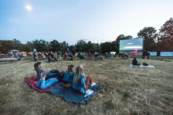 Kino Letnie w Połajewie – film „Tacy jak my” pod gwiazdami