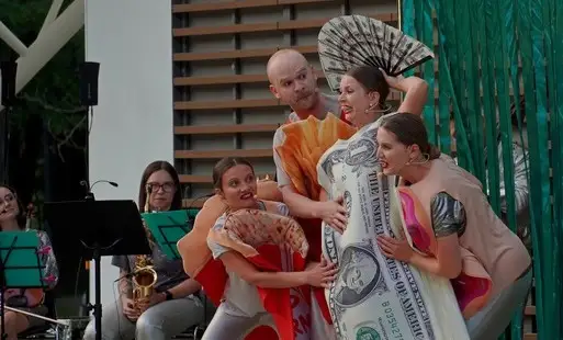 Zielona Gęś rozbawiła park Staszica w Czarnkowie