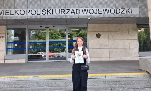 Laura Oleszczak z Lubasza na podium konkursu „SmartStory”