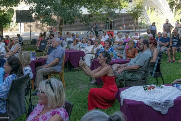 Kawiarenka Wspomnień wśród drzew – wyjątkowy koncert w parku Staszica w Czarnkowie