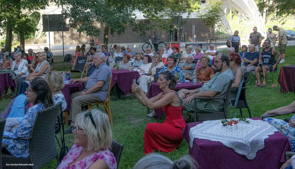 Kawiarenka Wspomnień wśród drzew – wyjątkowy koncert w parku Staszica w Czarnkowie