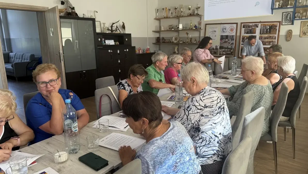 Seniorzy z gminy Lubasz podnoszą cyfrowe kompetencje w ramach projektu „eFajfy”