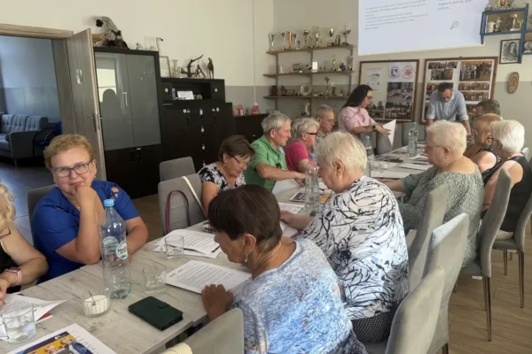 Seniorzy z gminy Lubasz podnoszą cyfrowe kompetencje w ramach projektu „eFajfy”