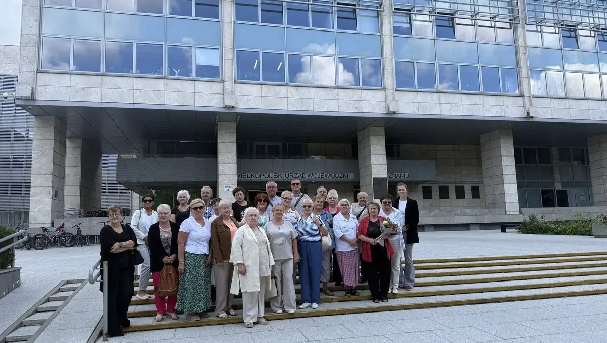 Seniorzy z Lubasza zwiedzali urząd wojewódzki i muzeum w Lusowie