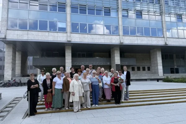 Seniorzy z Lubasza zwiedzali urząd wojewódzki i muzeum w Lusowie