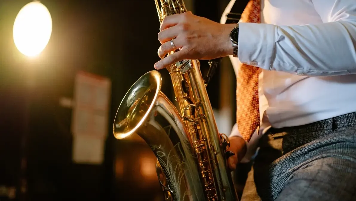 Letni koncert saksofonowy w Czarnkowie: muzyczne chwile wśród zieleni