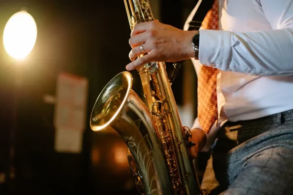 Letni koncert saksofonowy w Czarnkowie: muzyczne chwile wśród zieleni