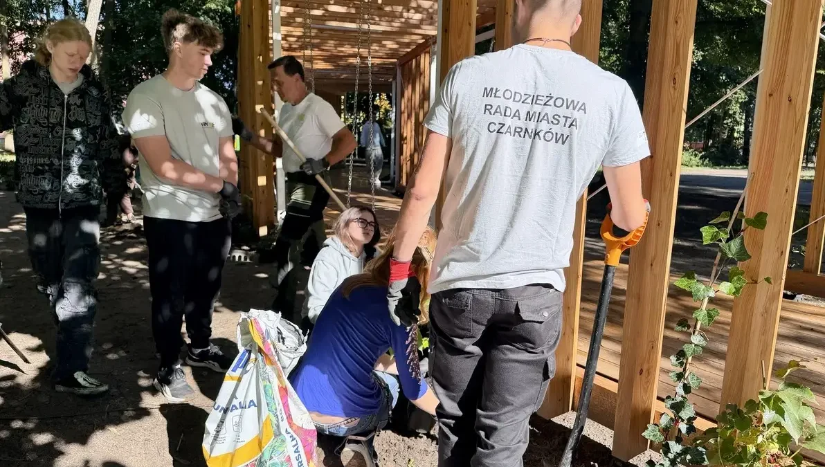 Pergola w Parku Staszica w Czarnkowie ukończona – zakończono nasadzenia