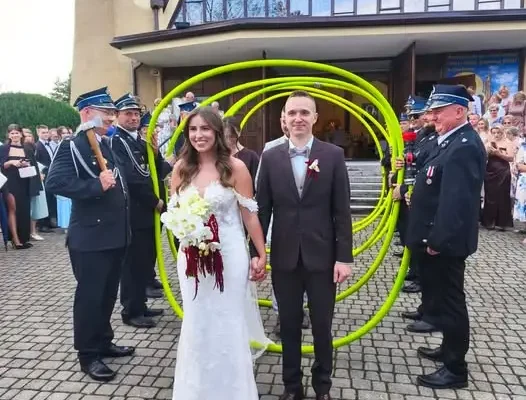 Strażackie wesele w Trzciance: druh Czarek i Klaudia powiedzieli sobie „tak”