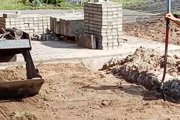 Druhowie OSP Jędrzejewo przygotowują boisko na dożynki gminne