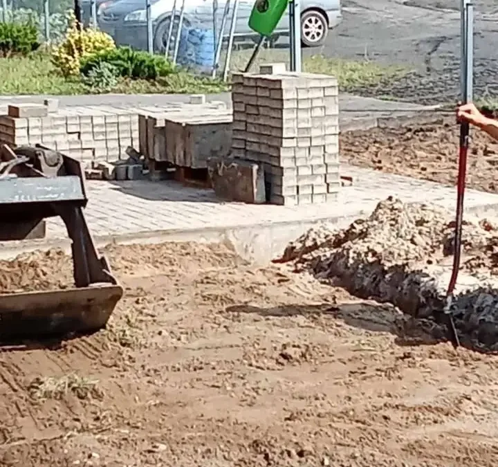 Druhowie OSP Jędrzejewo przygotowują boisko na dożynki gminne