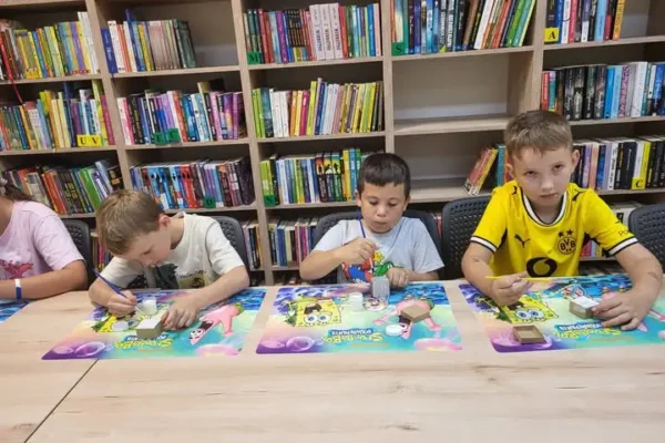 Wakacyjne warsztaty: dzieci tworzyły ozdobne pudełka techniką Zentangle