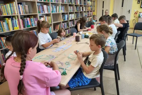 Wakacyjne warsztaty makramy w bibliotece – powstały piękne piórka