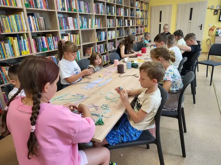 Wakacyjne warsztaty makramy w bibliotece – powstały piękne piórka
