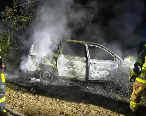 Pożar samochodu w Lubczu Małym – nocna interwencja strażaków