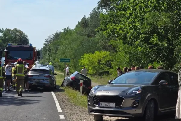 Zderzenie trzech aut w Cyganówce. Na miejscu strażacy i policja