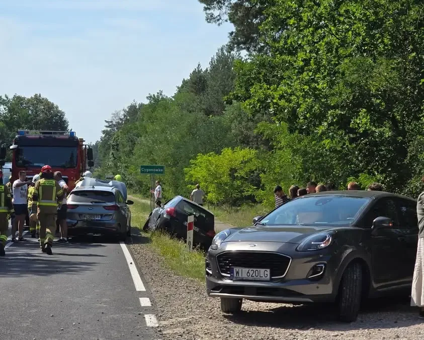 Zderzenie trzech aut w Cyganówce. Na miejscu strażacy i policja