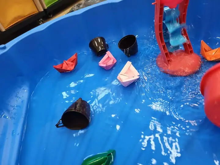 Zabawy z wodą i teatrzyk Kamishibai na ostatnich zajęciach „Mama i Ja”