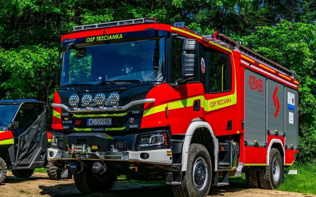 OSP Trzcianka usuwa powalone drzewo w Cyganówce
