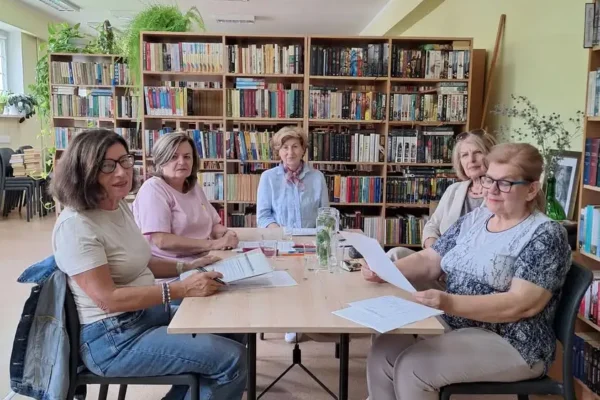 Neurobik i Dyskusyjny Klub Książki w bibliotece – relacja i zaproszenie na wrzesień