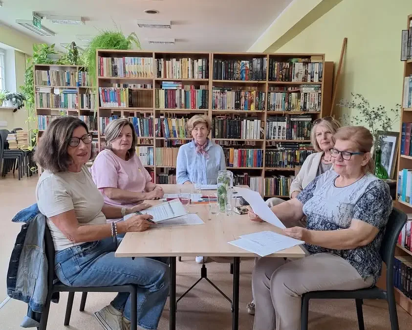 Neurobik i Dyskusyjny Klub Książki w bibliotece – relacja i zaproszenie na wrzesień