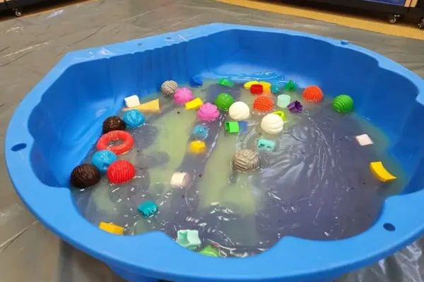 Zabawa w kisielu – sensoryczne zajęcia „Mama i Ja”