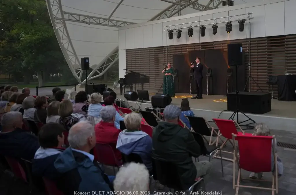 Duet Adagio zakończył letni cykl koncertów w czarnkowskim amfiteatrze