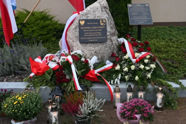 Lubasz: Odsłonięto tablicę pamięci Franciszki i Józefa Furmanów – bohaterów z Kruteczka