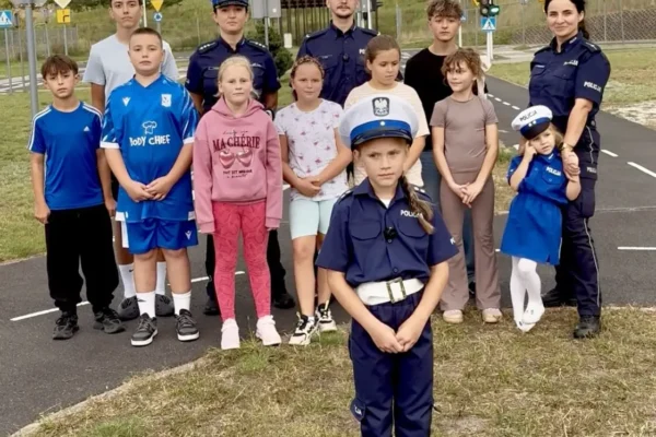 Bezpieczna droga do szkoły – policja z Czarnkowa przypomina zasady
