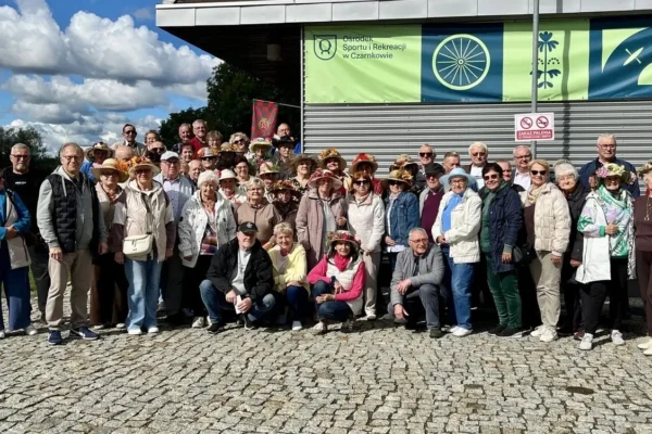 Piknik nad Notecią w Czarnkowie – seniorzy bawili się w Marinie