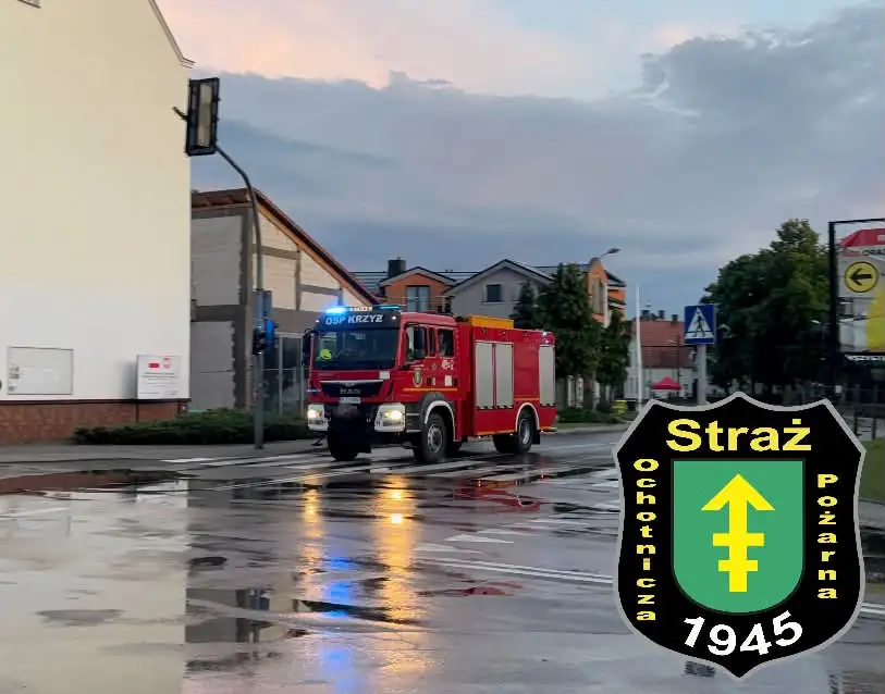 Powalone drzewa w Lubczu Małym – interwencja OSP Krzyż Wielkopolski