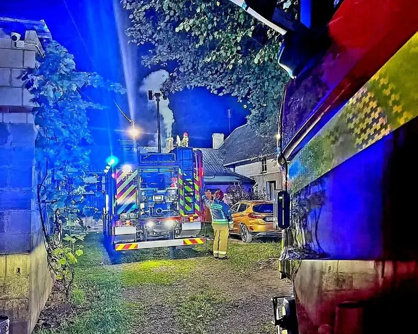 Pożar sadzy w Uścieńcu-Kolonii. Interweniowały trzy zastępy straży pożarnej