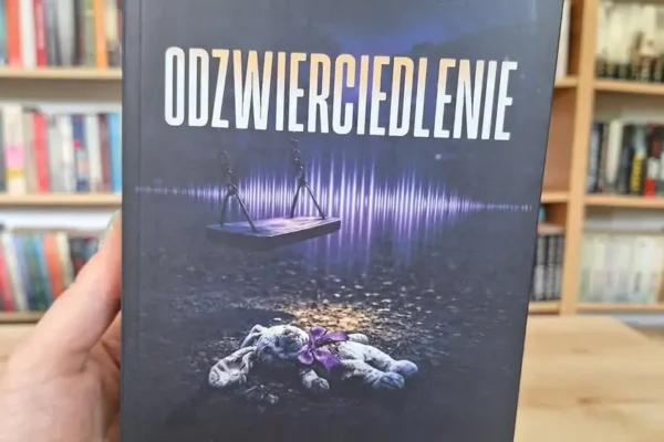 Biblioteka otrzymała w prezencie najnowszą książkę „Odzwierciedlenie” od autorki A.E. Szumskiej