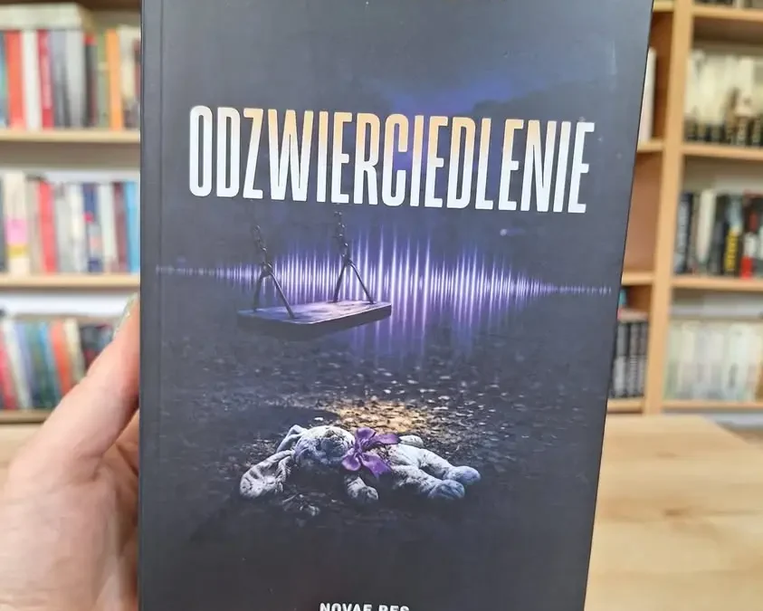 Biblioteka otrzymała w prezencie najnowszą książkę „Odzwierciedlenie” od autorki A.E. Szumskiej