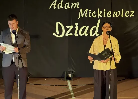 Narodowe Czytanie „Dziadów” w Trzciance – młodzież promuje czytelnictwo