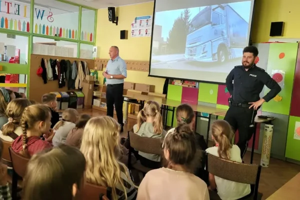 Odblaskowa szkoła: policja i WORD Piła uczą dzieci bezpieczeństwa w Czarnkowie