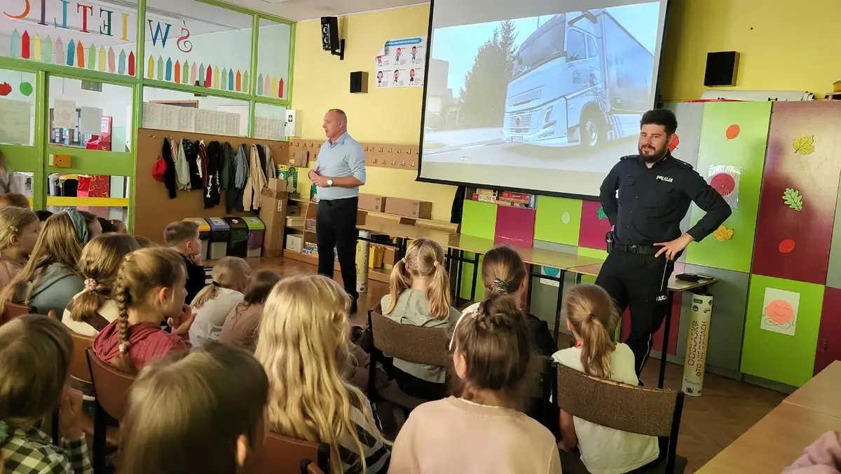 Odblaskowa szkoła: policja i WORD Piła uczą dzieci bezpieczeństwa w Czarnkowie